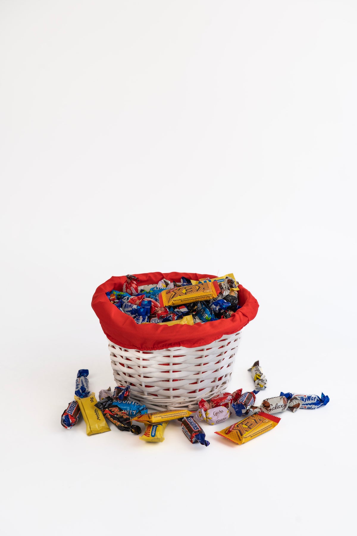 Vit korg med rött innertyg 2 kg