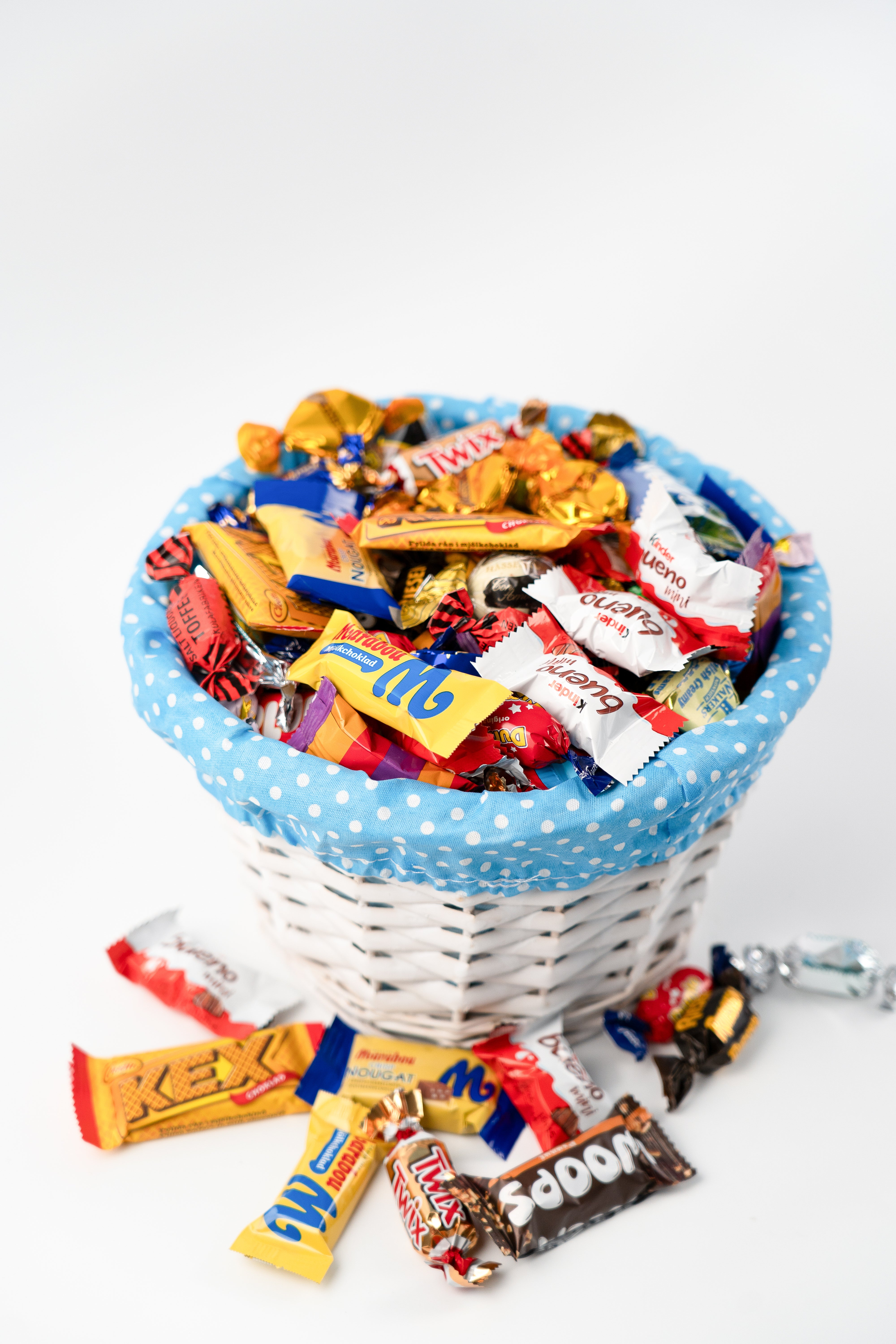 Påskkorg med färgglatt innertyg